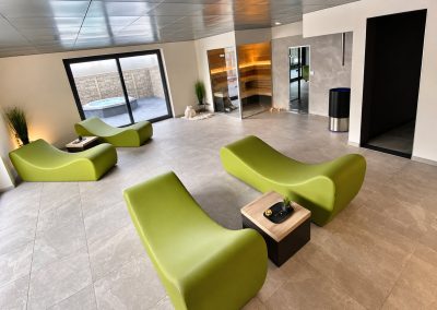 Relaxruimte van de privéwellness bij Total Care met ligzetels en sauna