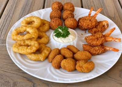 Fingerfood met calamares, gepaneerde scampi's en kroketjes met dipsaus