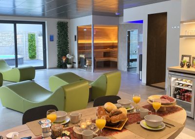 Uitgebreid ontbijt met fruit, broodjes en fruitsap in de privéwellness van Total Care