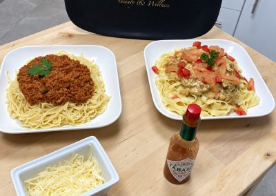 Spaghetti bolognese en tagliatelle met kip en tomaat, met geraspte kaas