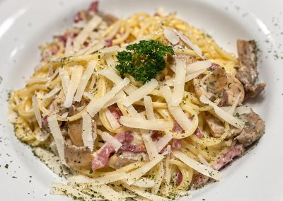 Romige spaghetti met ham en schilfers parmezaan