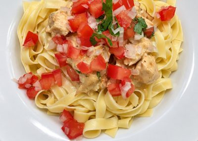 Tagliatelle met kip, verse tomaat en peterselie