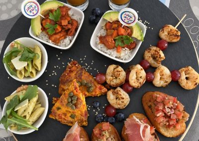 Tapasplank met soepjes, bruschetta met ham, scampi en kleine slaatjes