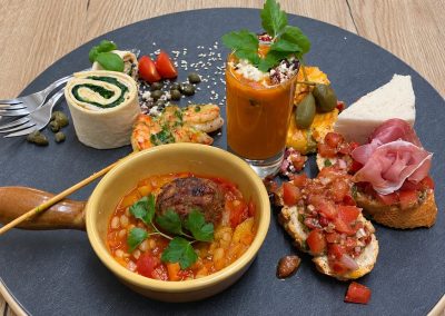 Tapasbord met stoofpotje, soepje, wrap, bruschetta en ham